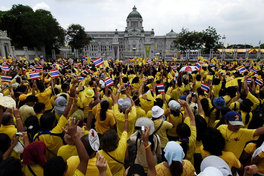 Crowds celebrating the Kings birthday